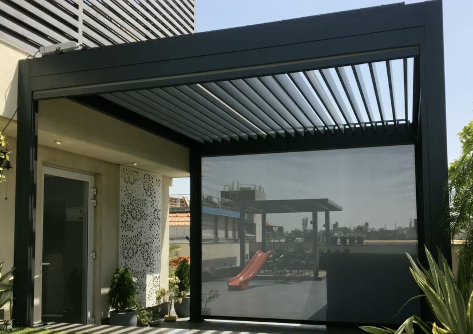 Motorized skylight blinds